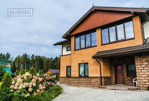 Строительство большого двухэтажного газобетонного коттеджа с комбинированной фасадной отделкой кирпичом и штукатуркой в КП Сосновое - 37