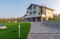 Фото репортаж с места строительства кирпичного дома ок 800 кв м с цоколем и СПА в д Пеники Лен области - мини - 2