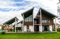 Построенный каркасный дом с навесом для автомобиля, террасой барбекю и навесным фасадом из планкена из лиственницы в КП Сосновое - мини - 1