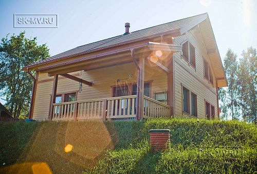 Построенный в п Озеро Отрадное небольшой двухэтажный теплый зимний каркасный дом площадью 165 кв м с террасой - 1