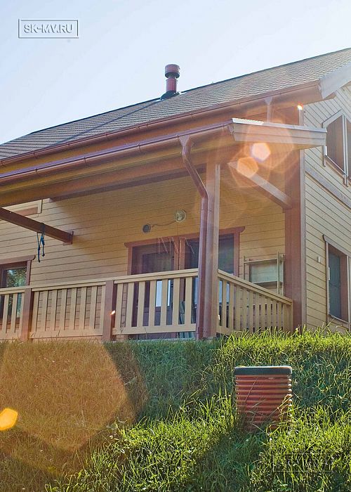 Построенный в п Озеро Отрадное небольшой двухэтажный теплый зимний каркасный дом площадью 165 кв м с террасой