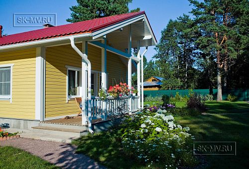 Строительство одноэтажного каркасного дома 95 кв м с фасадной отделкой желтой отделочной доской в г. Приозерск - 13