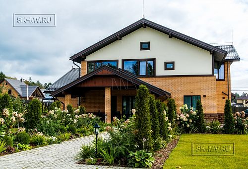 Строительство большого двухэтажного газобетонного коттеджа с комбинированной фасадной отделкой кирпичом и штукатуркой в КП Сосновое - 35