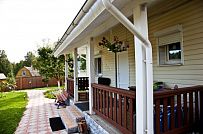 Строительство небольшого двухэтажного каркасного дома 165 кв м с бежевым сайдингом и зеленой крышей в СНТ Учитель - мини - 17