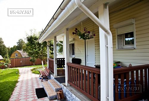 Строительство небольшого двухэтажного каркасного дома 165 кв м с бежевым сайдингом и зеленой крышей в СНТ Учитель - 17