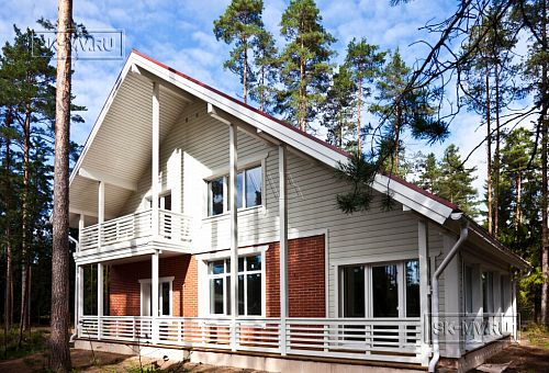 Строительство каркасного коттеджа 220 кв м аля шале с широкими кровельными свесами и остекленной верандой в комбинированной фасадной отделке красным лицевым кирпичом и белым имитатором бруса в п Вырица - 3