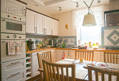 Пример внутренней отделки комбинированного загородного дома с цокольным этажом в п Ольшанки - 48