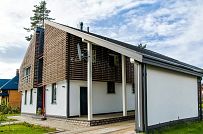 Построенный каркасный дом с навесом для автомобиля, террасой барбекю и навесным фасадом из планкена из лиственницы в КП Сосновое - мини - 6