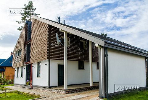 Построенный каркасный дом с навесом для автомобиля, террасой барбекю и навесным фасадом из планкена из лиственницы в КП Сосновое - 6