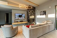 Пример внутренней отделки П-образного загородного дома в Сестрорецке - мини - 17