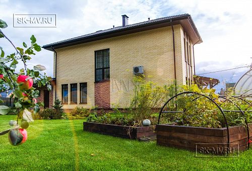 Построенный газобетонный дом в классическом стиле с эркером, балконом, навесом для автомобиля, остекленной верандой и комбинированной фасадной отделкой в кп Сосновое - 4