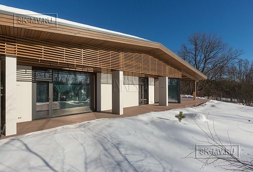 Построенный современный энергоэффективный загородный дом класса премиум с отделкой планкеном в Выборгском районе - 61