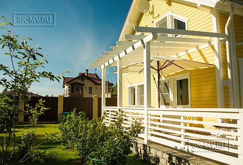 Небольшой построенный каркасный дом 152 кв м с эркером и террасой с фасадом из желтой вагонки Галактика 12 - 6