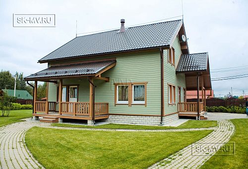 Построенный в п Борисово небольшой двухэтажный каркасный дом 147 кв.м с фасадом из светло зеленой вагонки, сауной, навесом для авто и четырьмя спальнями - 4