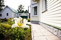 Строительство небольшого двухэтажного каркасного дома 165 кв м с бежевым сайдингом и зеленой крышей в СНТ Учитель - мини - 12