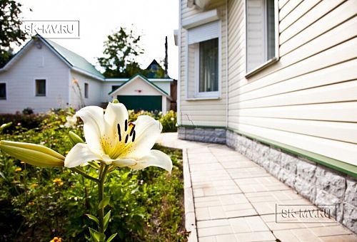 Строительство небольшого двухэтажного каркасного дома 165 кв м с бежевым сайдингом и зеленой крышей в СНТ Учитель - 12