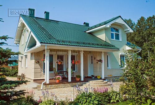 Построенный каркасный дом в п Озерное чуть более 170 кв.м с комбинированной отделкой бежевым кирпичом и зеленой отделочной доской, с террасой, навесом на два автомобиля и четырьмя спальнями - 5