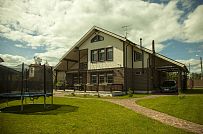 Строительство двухэтажного каркасного коттеджа шале около 300 кв м с комбинированной отделкой коричневым кирпичом и деревом в п Володарский - мини - 1