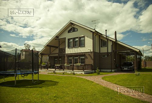 Строительство двухэтажного каркасного коттеджа шале около 300 кв м с комбинированной отделкой коричневым кирпичом и деревом в п Володарский - 1