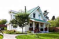 Строительство небольшого двухэтажного каркасного дома 165 кв м с бежевым сайдингом и зеленой крышей в СНТ Учитель - мини - 1