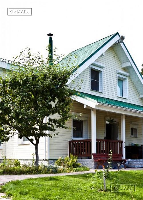 Строительство небольшого двухэтажного каркасного дома 165 кв м с бежевым сайдингом и зеленой крышей в СНТ Учитель