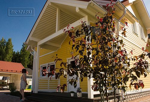 Небольшой построенный каркасный дом 152 кв м с эркером и террасой с фасадом из желтой вагонки Галактика 12 - 5