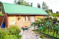 Строительство небольшого двухэтажного каркасного дома 165 кв м с бежевым сайдингом и зеленой крышей в СНТ Учитель - мини - 3