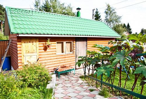 Строительство небольшого двухэтажного каркасного дома 165 кв м с бежевым сайдингом и зеленой крышей в СНТ Учитель - 3