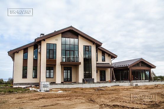 Фото репортаж с места строительства кирпичного дома ок 800 кв м с цоколем и СПА в д Пеники Лен области - 9