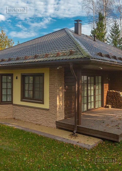 Построенный одноэтажный дом из газобетона с шатровой крышей в СНТ Фауна