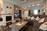 Пример внутренней отделки комбинированного загородного дома с цокольным этажом в п Ольшанки - мини - 42