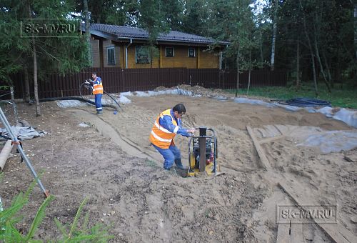 7. Подготовка песчаного основания фундамента бани, устройство опалубки