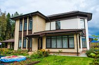 Построенный газобетонный дом в классическом стиле с эркером, балконом, навесом для автомобиля, остекленной верандой и комбинированной фасадной отделкой в кп Сосновое - мини - 24