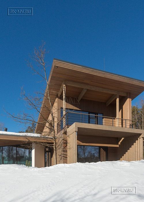 Построенный современный энергоэффективный загородный дом класса премиум с отделкой планкеном в Выборгском районе