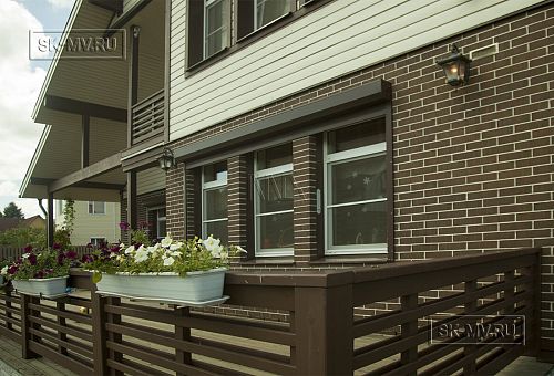 Строительство двухэтажного каркасного коттеджа шале около 300 кв м с комбинированной отделкой коричневым кирпичом и деревом в п Володарский - 12