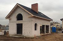 Гараж из газобетона на два автомобиля с жилой мансардой строится в Московской области - мини - 1