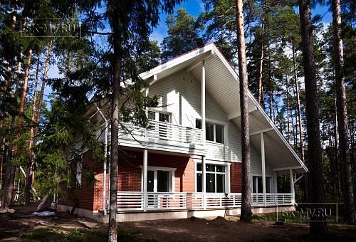 Строительство каркасного коттеджа 220 кв м аля шале с широкими кровельными свесами и остекленной верандой в комбинированной фасадной отделке красным лицевым кирпичом и белым имитатором бруса в п Вырица - 7