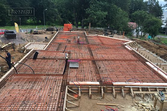 Построенный современный энергоэффективный загородный дом класса премиум с отделкой планкеном в Выборгском районе - 1