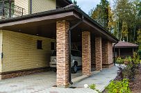 Построенный газобетонный дом в классическом стиле с эркером, балконом, навесом для автомобиля, остекленной верандой и комбинированной фасадной отделкой в кп Сосновое - мини - 19