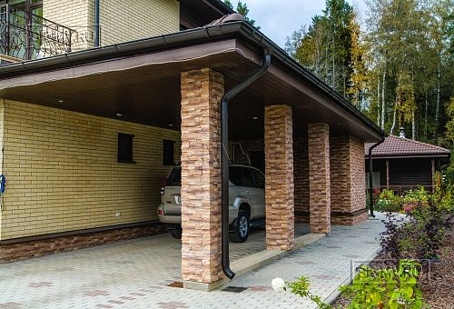 Построенный газобетонный дом в классическом стиле с эркером, балконом, навесом для автомобиля, остекленной верандой и комбинированной фасадной отделкой в кп Сосновое - 19