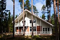 Строительство каркасного коттеджа 220 кв м аля шале с широкими кровельными свесами и остекленной верандой в комбинированной фасадной отделке красным лицевым кирпичом и белым имитатором бруса в п Вырица - мини - 6