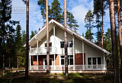 Строительство каркасного коттеджа 220 кв м аля шале с широкими кровельными свесами и остекленной верандой в комбинированной фасадной отделке красным лицевым кирпичом и белым имитатором бруса в п Вырица - 6