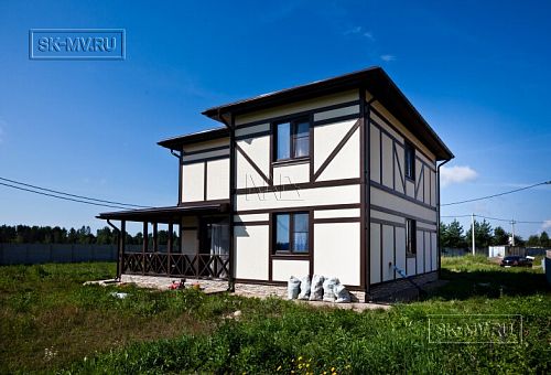 Построенный по каркасной технологии в к п Парквэй загородный дом для постоянного проживания в стиле фахверк площадью 200 кв м - 1