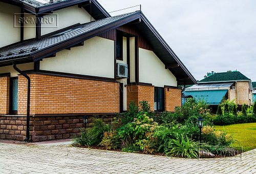 Строительство большого двухэтажного газобетонного коттеджа с комбинированной фасадной отделкой кирпичом и штукатуркой в КП Сосновое - 11