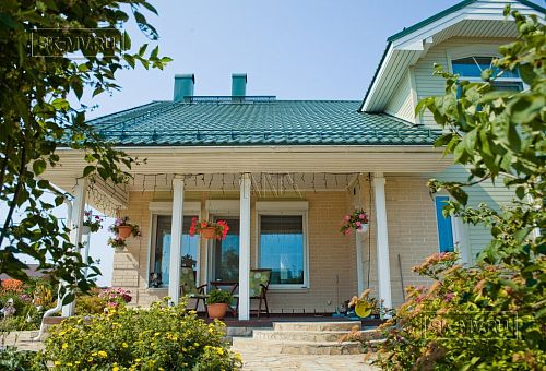 Построенный каркасный дом в п Озерное чуть более 170 кв.м с комбинированной отделкой бежевым кирпичом и зеленой отделочной доской, с террасой, навесом на два автомобиля и четырьмя спальнями - 2