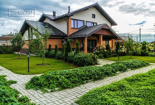 Строительство большого двухэтажного газобетонного коттеджа с комбинированной фасадной отделкой кирпичом и штукатуркой в КП Сосновое - 16