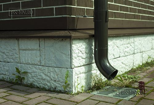 Строительство двухэтажного каркасного коттеджа шале около 300 кв м с комбинированной отделкой коричневым кирпичом и деревом в п Володарский - 8