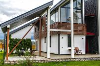 Построенный каркасный дом с навесом для автомобиля, террасой барбекю и навесным фасадом из планкена из лиственницы в КП Сосновое - мини - 13