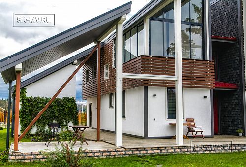 Построенный каркасный дом с навесом для автомобиля, террасой барбекю и навесным фасадом из планкена из лиственницы в КП Сосновое - 13