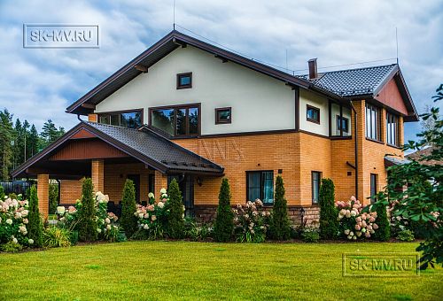 Строительство большого двухэтажного газобетонного коттеджа с комбинированной фасадной отделкой кирпичом и штукатуркой в КП Сосновое - 2